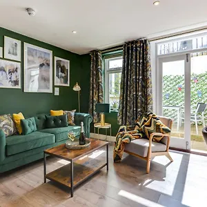 Apartment 2 Bedroom Cosy Apartment, Powis Square -, Brighton